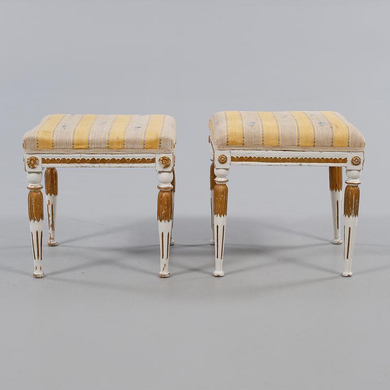 TABURETTER, ett par, sengustavianska, omkring sekelskiftet 1800.