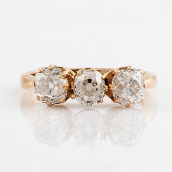 Ring med tre cushionformade gammalslipade diamanter.