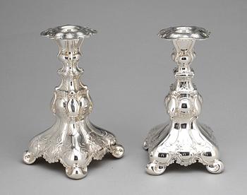 LJUSSTAKAR, ett par, silver, rokokostil, GAB, Stockholm 1955.