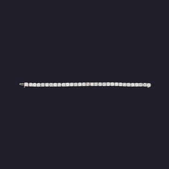 ARMBAND, 32 briljantslipade diamanter, tot. ca 16 ct, vardera briljant ca 0.50 ct.