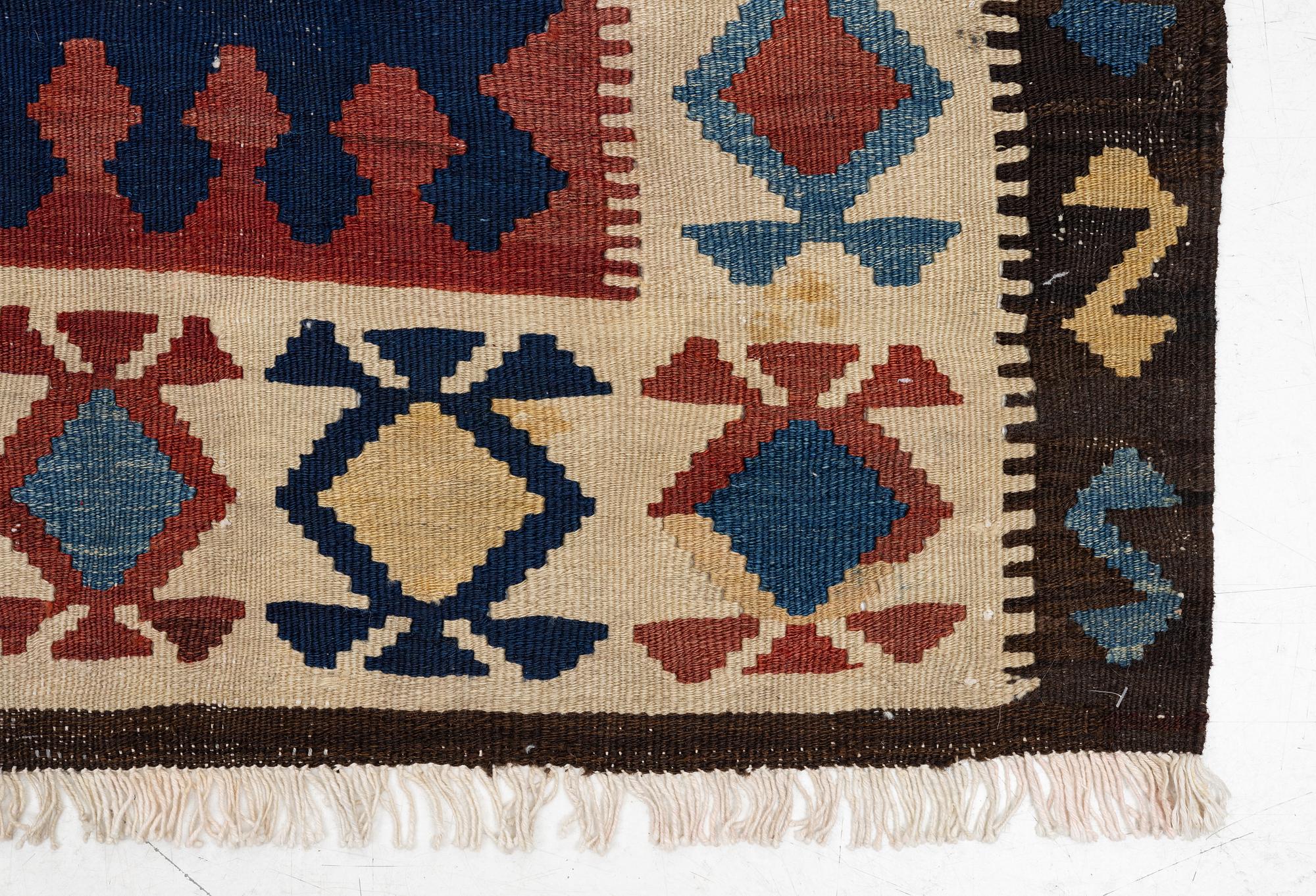 Matta, semiantik, nordvästpersisk Kelim, ca 327 x 141 cm.