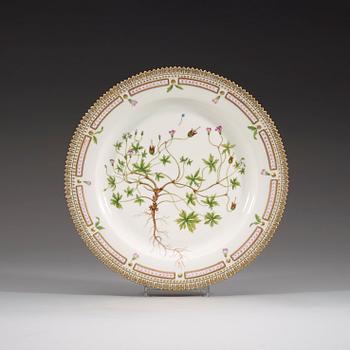 A set of 13 Royal Copenhagen 'Flora Danica' dinner plates, Denmark, 20th Century.