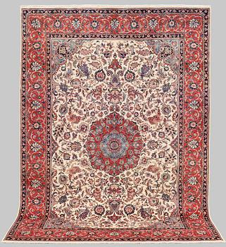 A CARPET FROM SAROUK 315 x 217 cm.