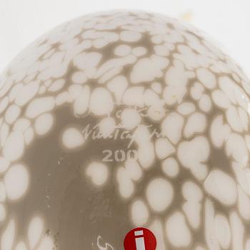 Oiva Toikka, an annual glass bird, 'Arctic tern', signed O. Toikka Nuutajärvi 2000 Sonera GSM A-sarja.