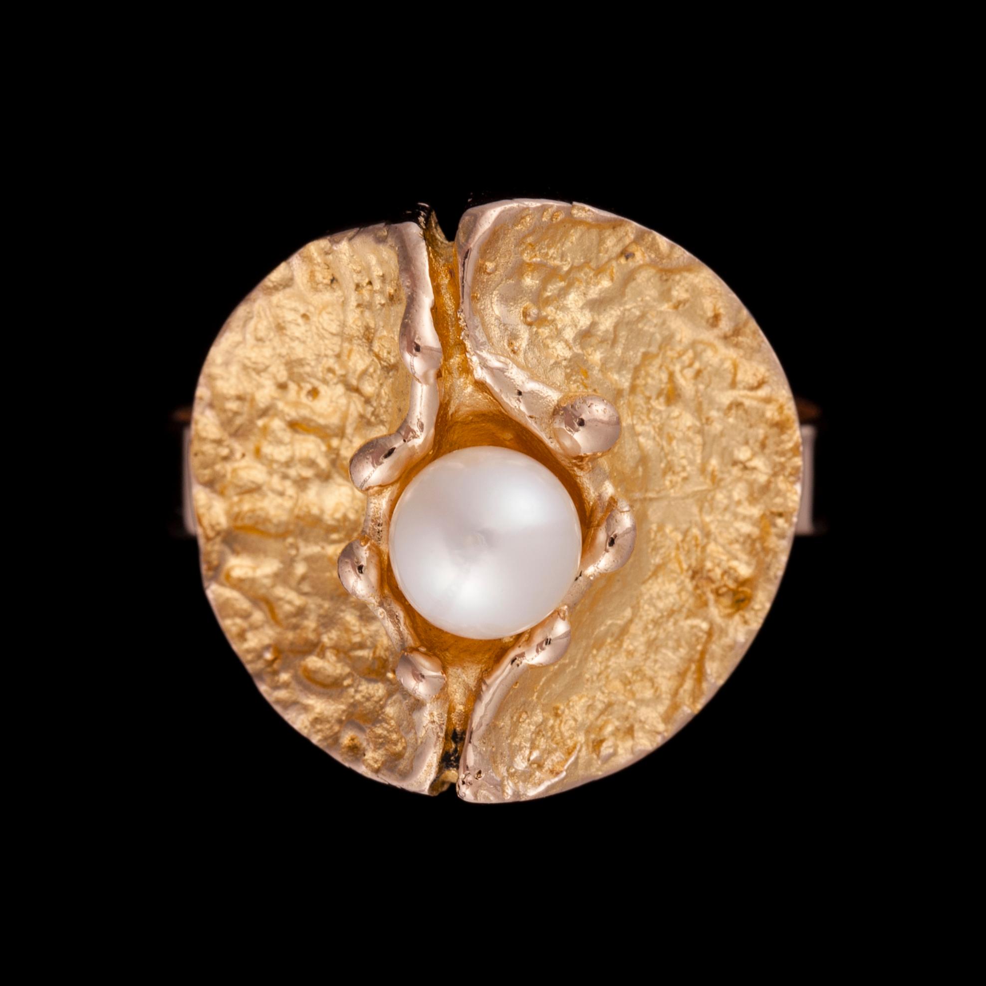 RING, 14K guld, pärla. Tammen Koru, Åbo 1972. Vikt 7,2 g.