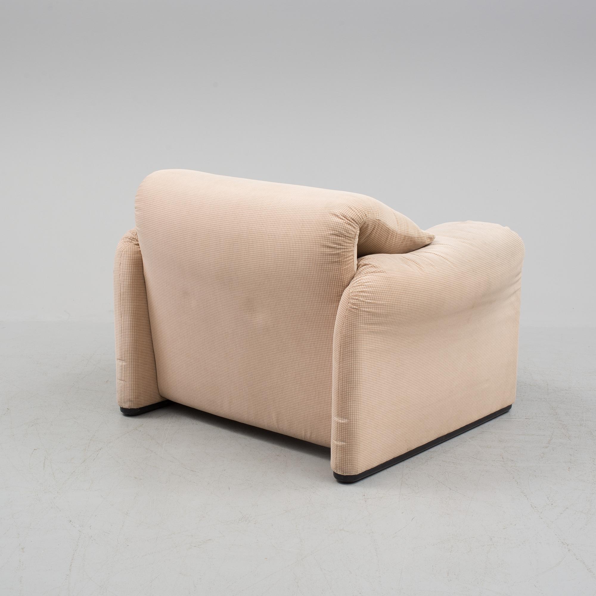 A 1970s Vico Magistretti "Maralunga" armchair from Cassina.