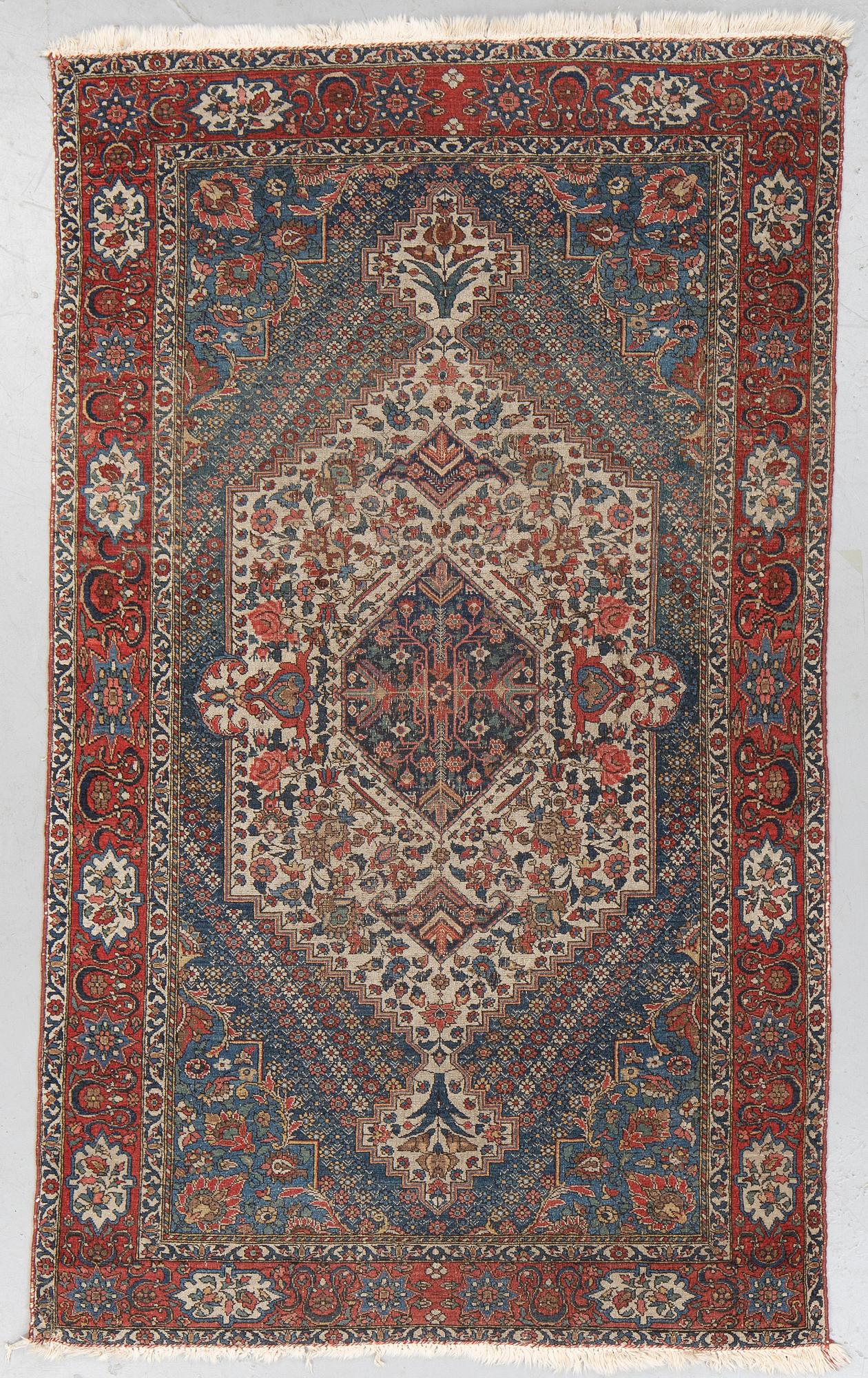 Rug, semi-antique Bakhtiari ca 208 x 126 cm.