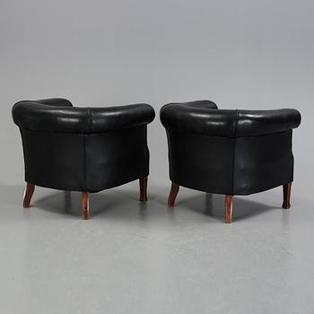 CLUBFÅTÖLJER ett par, 1900-talets första kvartal.