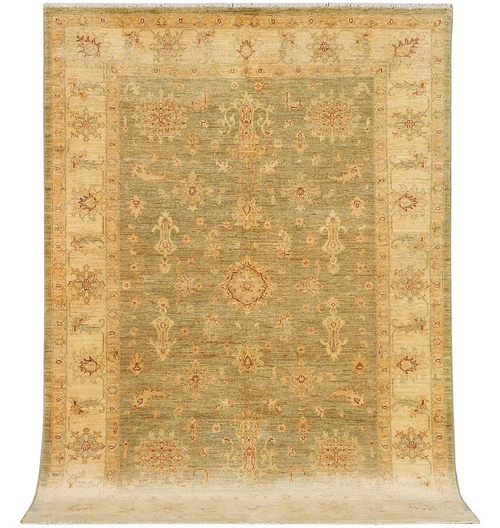 An Ushak rug, c. 244 x 167 cm.