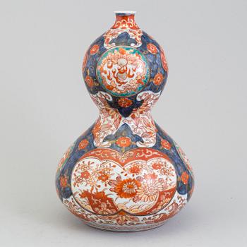 A Japanese imari vase, Meiji (1868-1912).