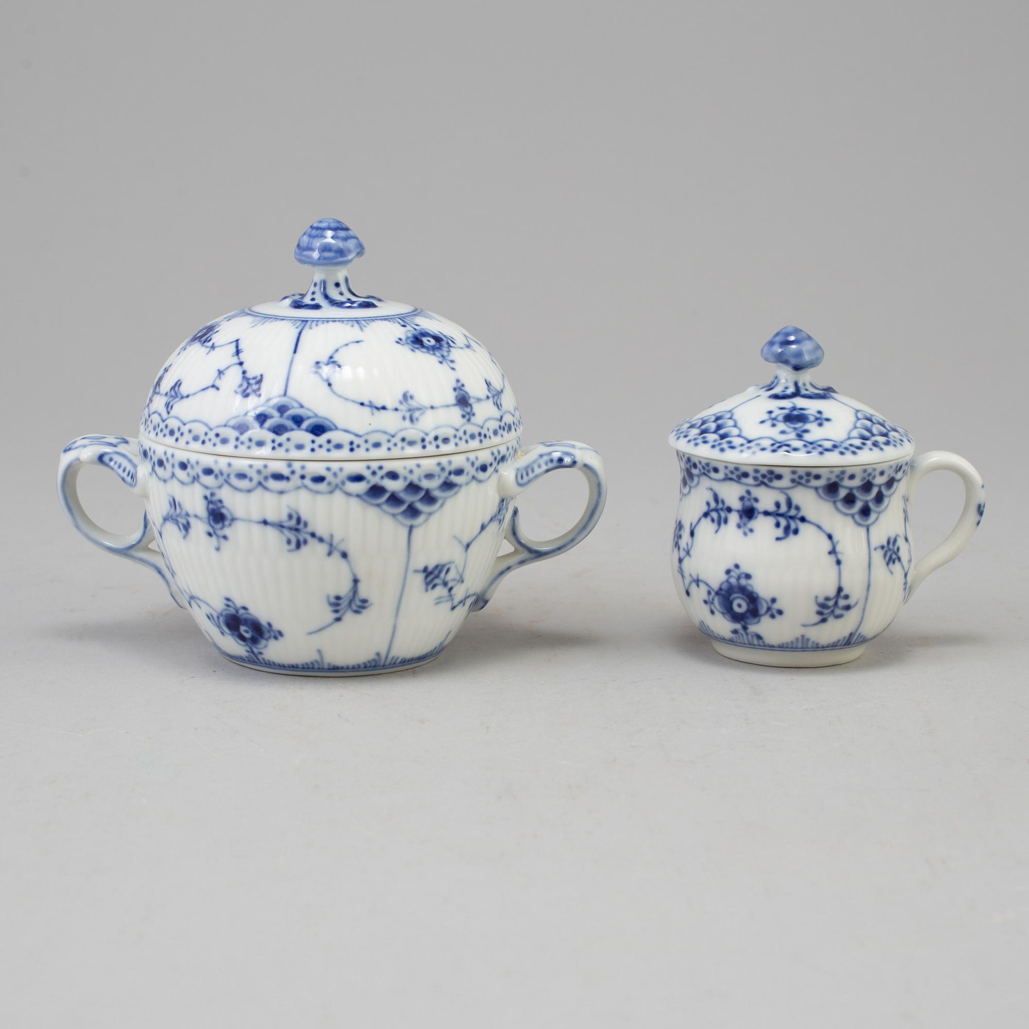SERVIS, 44 delar, porslin, "Musselmalet", Royal Copenhagen, Danmark.