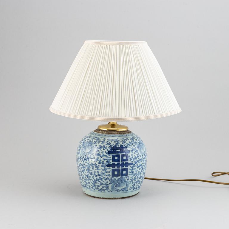 A blue and white jar, turned into a table lamp, Qing dynasty, 19th century.