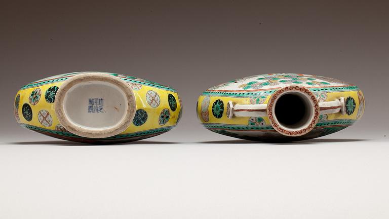 PILGRIMSFLASKOR, ett par, porslin, Kina, 1800-tal.