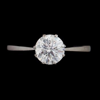 RING, 18 k vitguld, briljantslipad diamant ca 1.33 ct. SKG Stockholm 1964. Vikt ca 3,3 g.