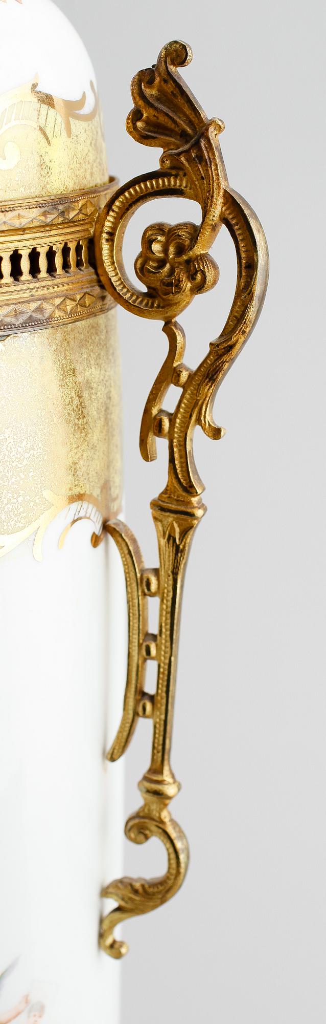 LOCKURNOR, 1 par, porslin och mässing, sannolikt Frankrike, omkring år 1900.