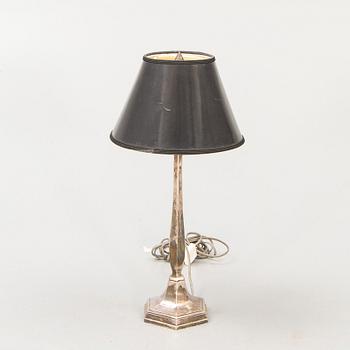 Bordslampa omkring 1900 nysilver/vitmetall.