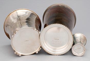 BÄGARE samt VAS, 3 delar, silver, bla Guldsmedsaktiebolaget, 1900-talets första hälft. Totalvikt ca 826 gram.