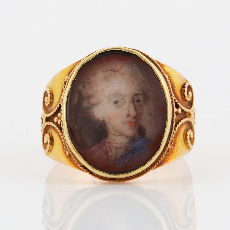 Ring, guld med miniatyrporträtt (Kung) Kristian VII (1749-1808) Kung av Danmark & Norge  i Cornelius Höyers art.