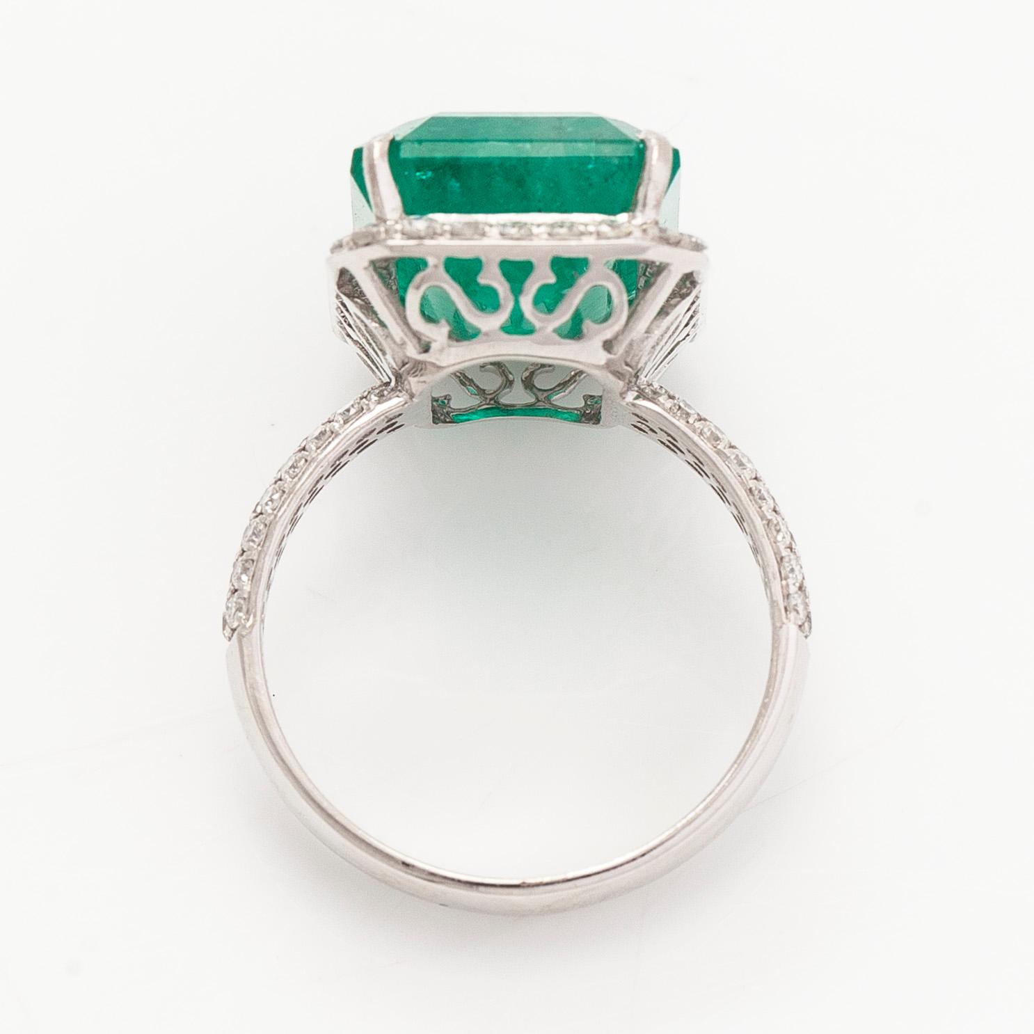 Sormus, 14K valkokultaa, smaragdi noin 8.97 ct ja timantteja.