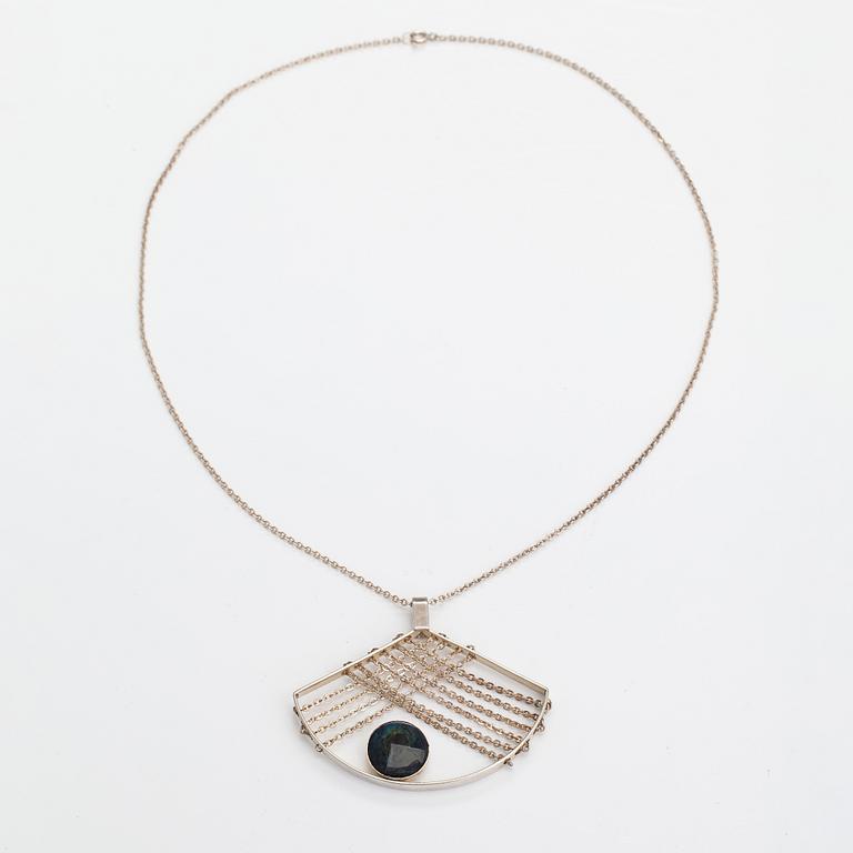 Elis Kauppi, A sterling silver neckalce with a spectrolite. Kupittaan kulta, Turku.