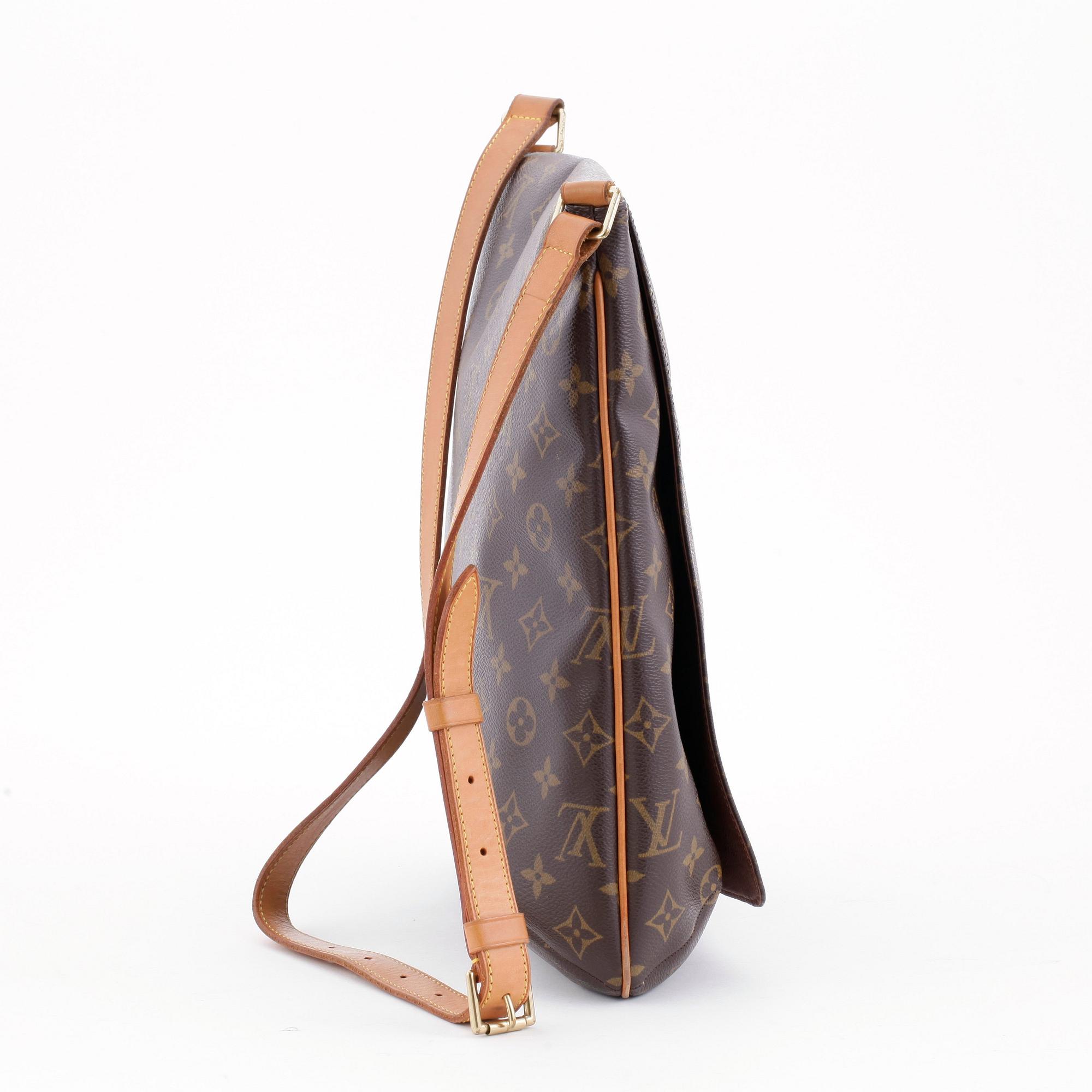 LOUIS VUITTON, a monogram canvas shoulderbag, "Musette".