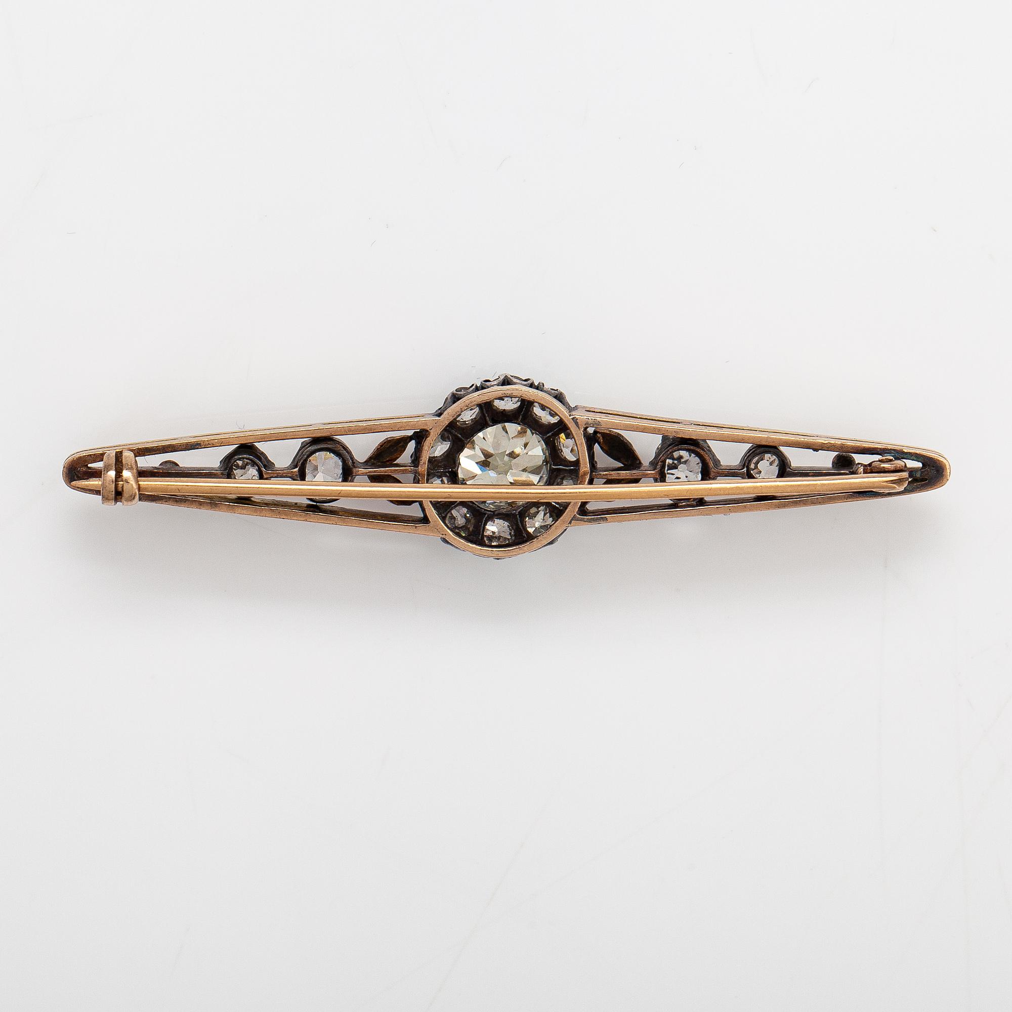 A 14K gold and silver brooch with old cut diamonds ca. 3.30 ct in total. Turn of the 20th century.