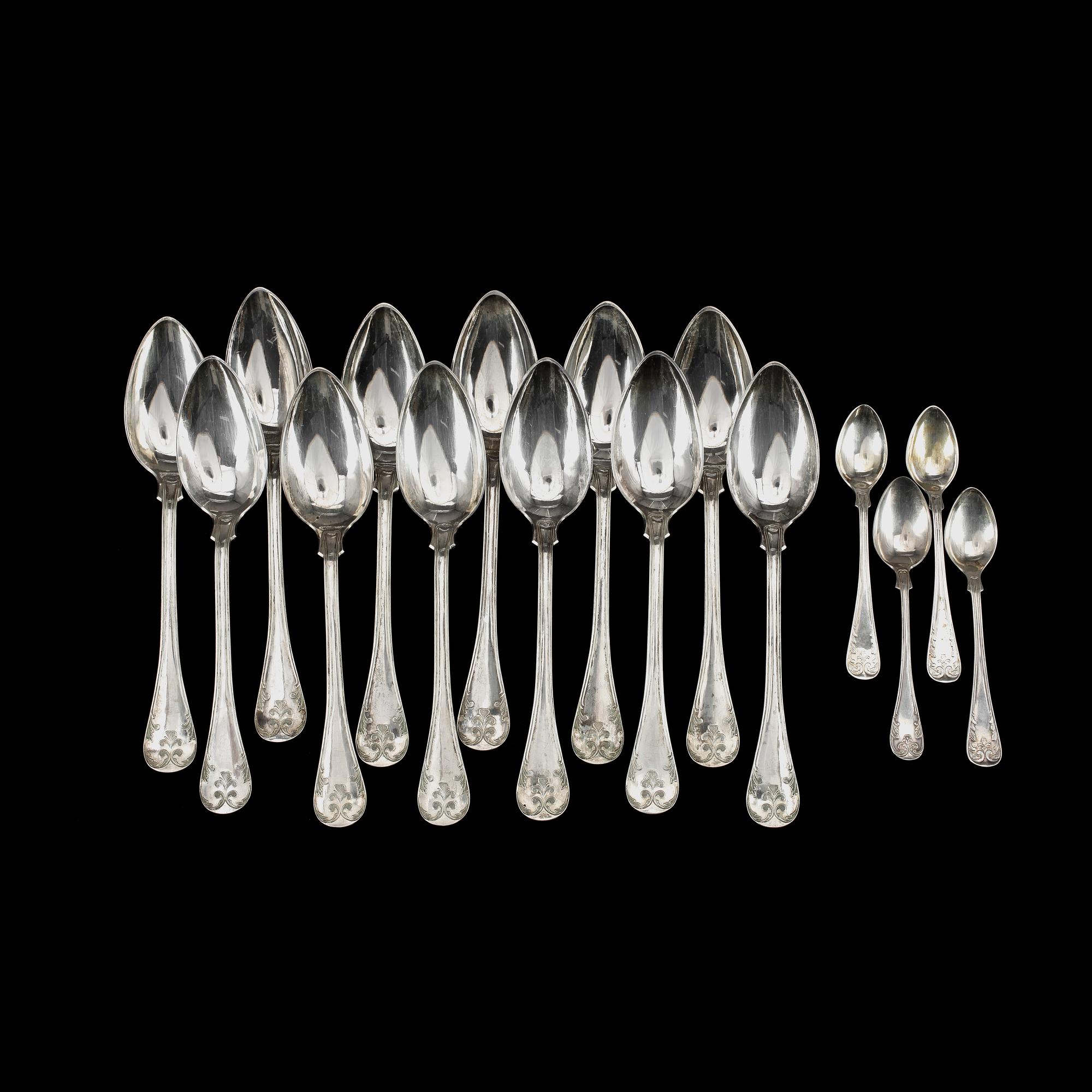 MATSKEDAR, 12 st samt KAFFESKEDAR, 4 st, silver, "Gammal fransk", mest JG. Hentzell, Kalmar. Tidigt 1900-tal. Ca 698 g.