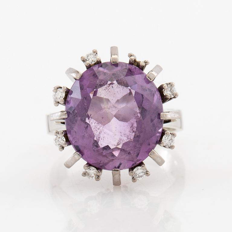 Ring/Cocktailring 14K vitguld med en ovalt fasetterad ametist och runda briljantslipade diamanter.