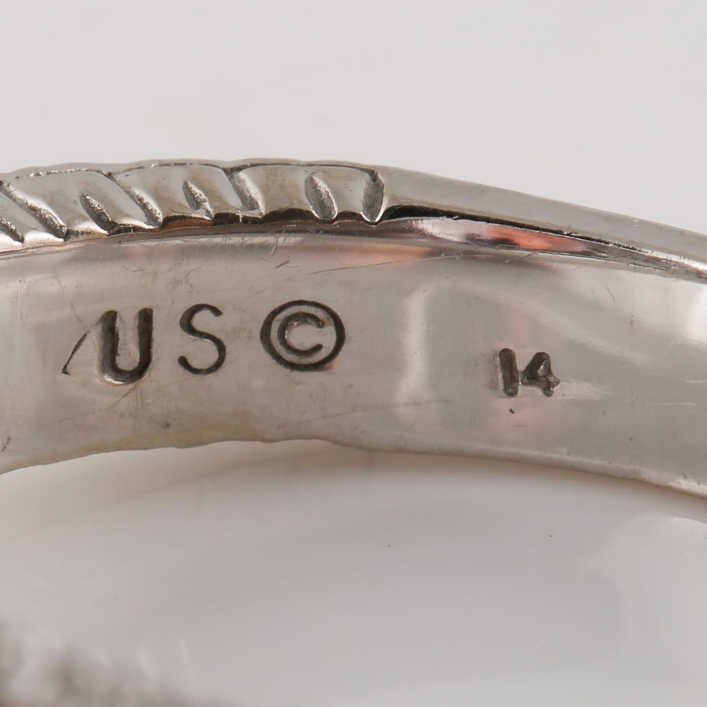 RING, 14K vitguld med b6 riljantslipade diamanter samt ovalsslipad kunzit. Vikt 9,1 gram.