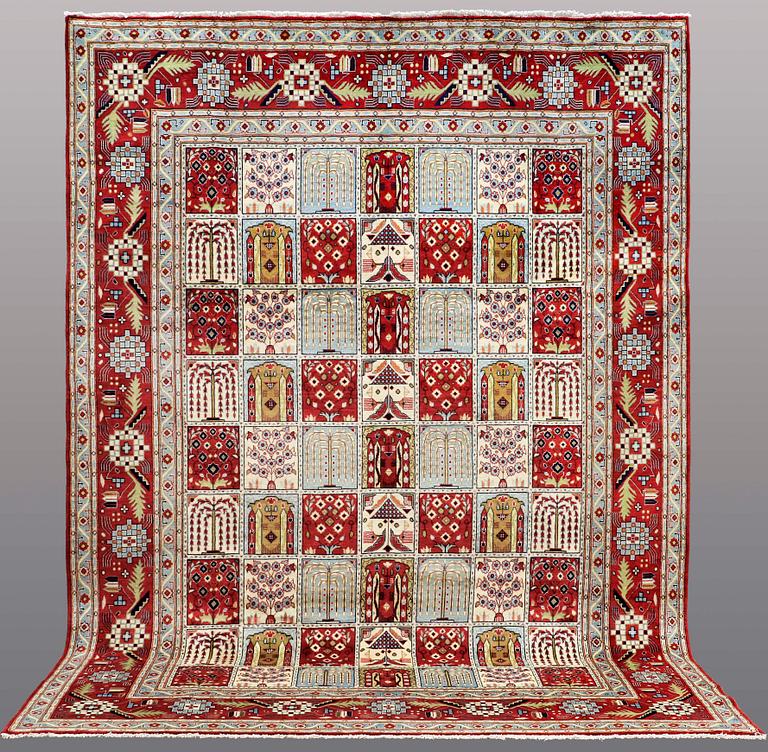 A CARPET, Sarouk, 405 x 292 cm.