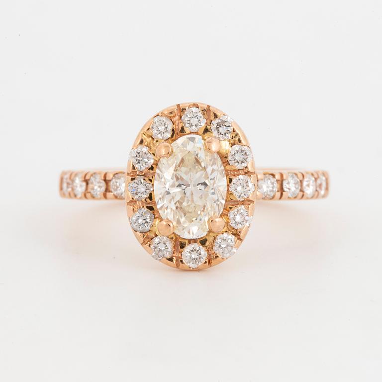 18K rose gold and 1 oval diamond and round brilliant-cut diamonds.