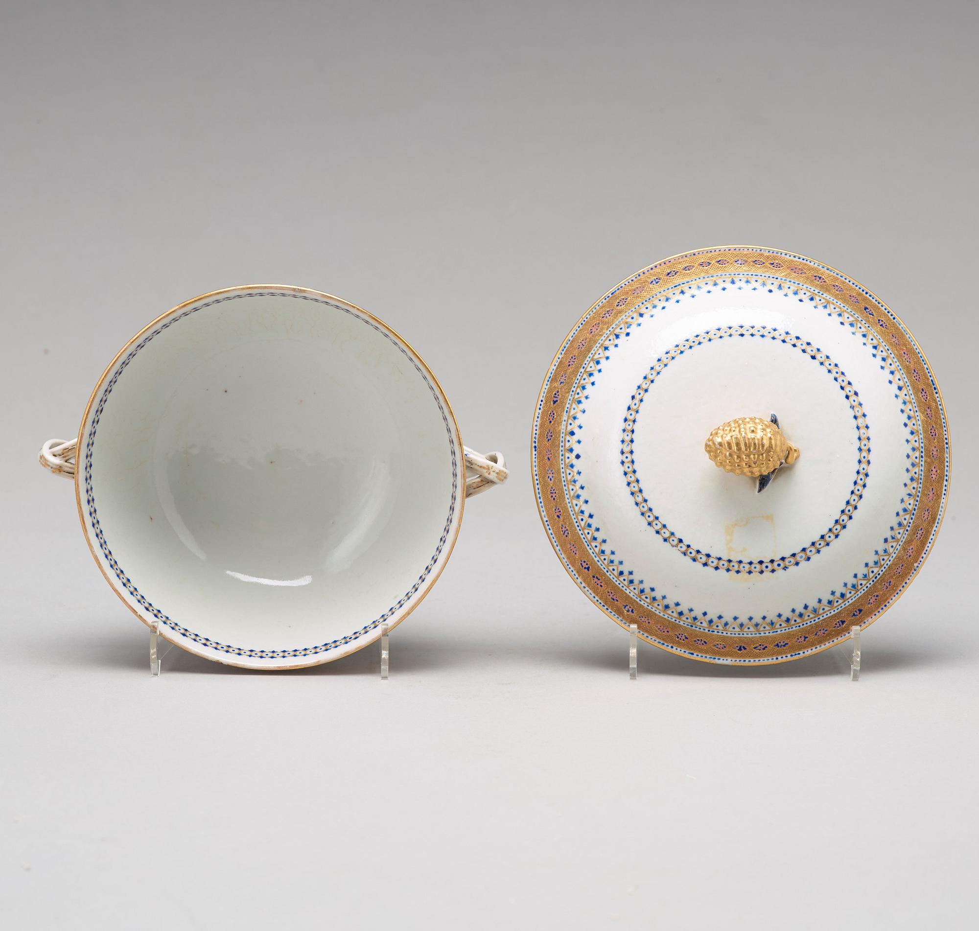 SKÅLFAT samt EQUELLE med LOCK, vapenporslin, Qingdynastin, Jiaqing 1796-1820.