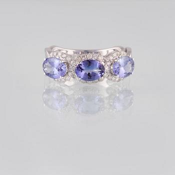 RING, 18K vitguld med briljantslipade diamanter ca 0.35 ct samt 3 ovalslipade tanzaniter ca 2.11 ct. Vikt 3,6 gram.