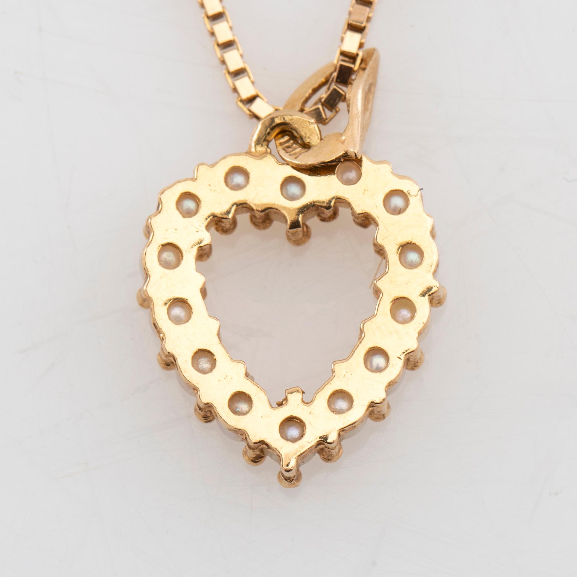 Necklace 18K gold with cultured pearls in the shape of a heart.