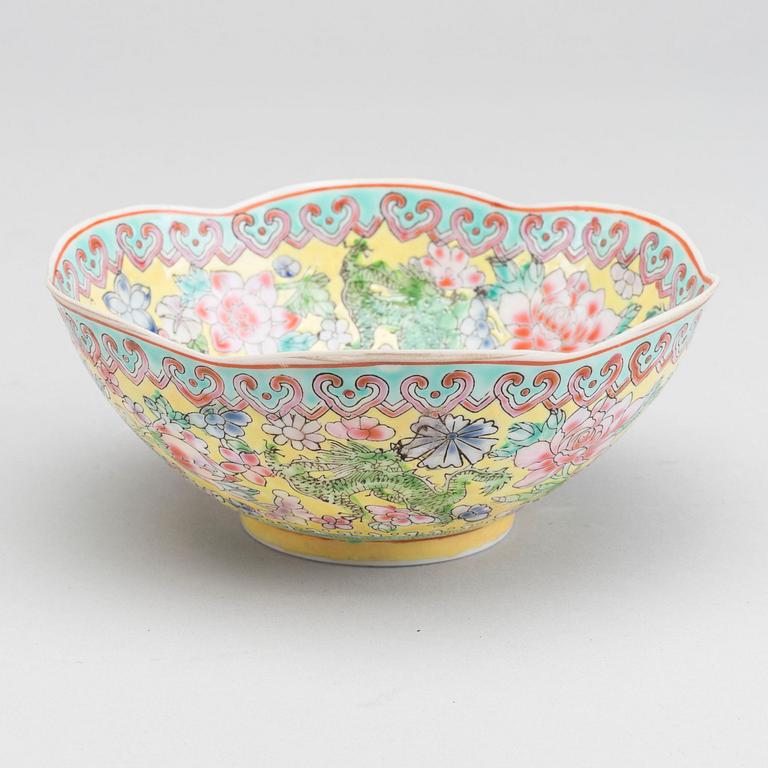 A CHINESE EGG-SHELL BOWL 20TH CENTURY,