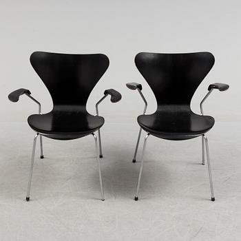 ARNE JACOBSEN, karmstolar, ett par, "Sjuan", Fritz Hansen, Danmark, 1967.