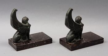 BOKSTÖD, 1 par, sten och patinerad metall, 1900-tal.