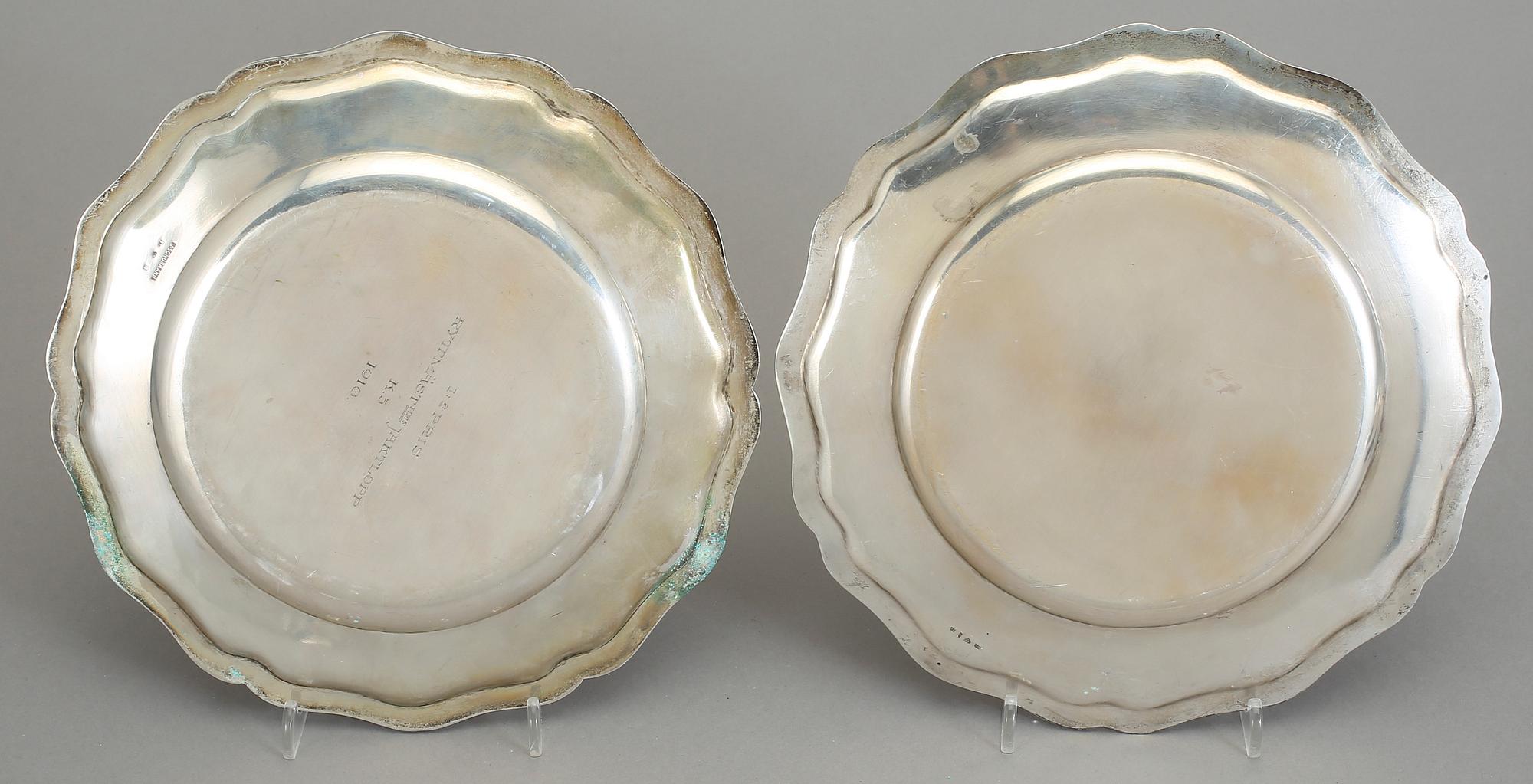 FAT 2 st SAMT 5 TALLRIKAR, silver, bla CG Hallberg, 1902-12. Vikt ca 2500 gram.