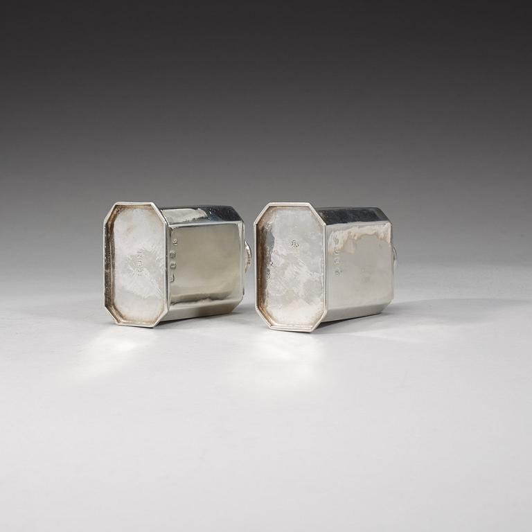 A pair of English 18th century silver tea caddies, Thomas Parr, London 1719.