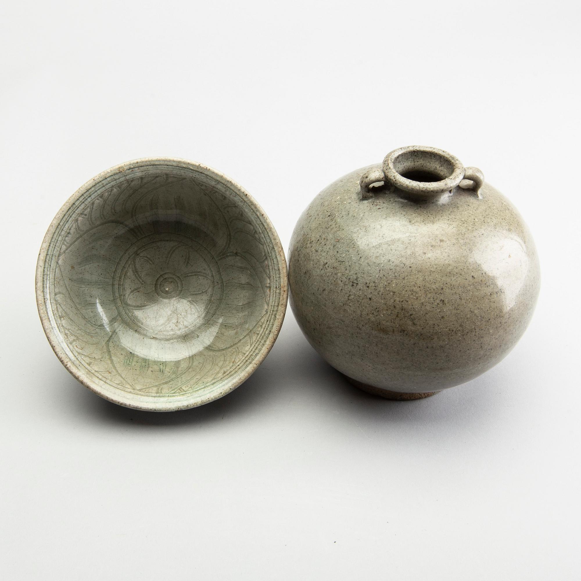 Vas samt skål, keramik. Sydostasien, troligen Sukothai, 1300/1500-tal.