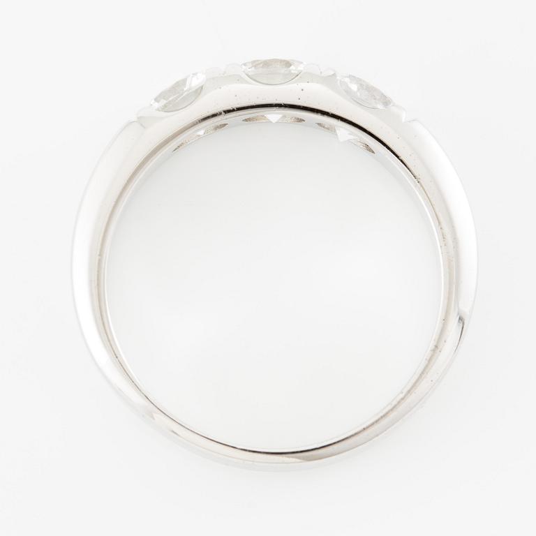 Ring 14K vitguld med tre vita safirer.