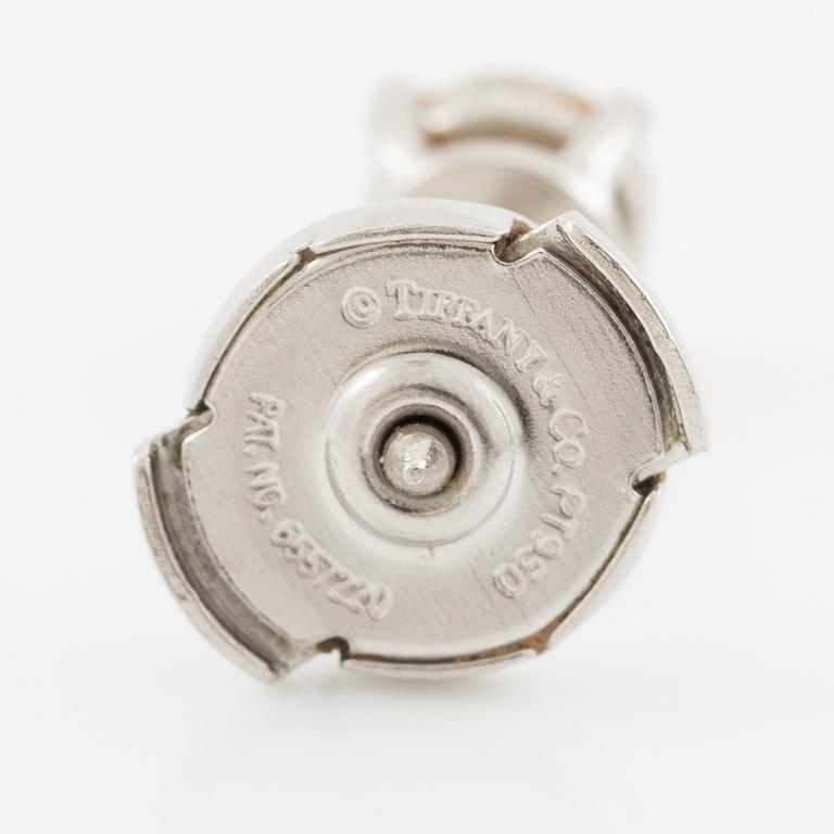 Tiffany & Co ett par örhängen platina med runda briljantslipade diamanter.