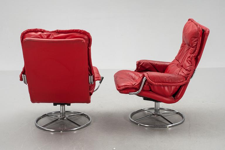 SNURRFÅTÖLJER, ett par, 1900-talets andra hälft.