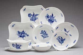 MATSERVIS, 83 delar, "Blå Blomst", Royal Copenhagen.