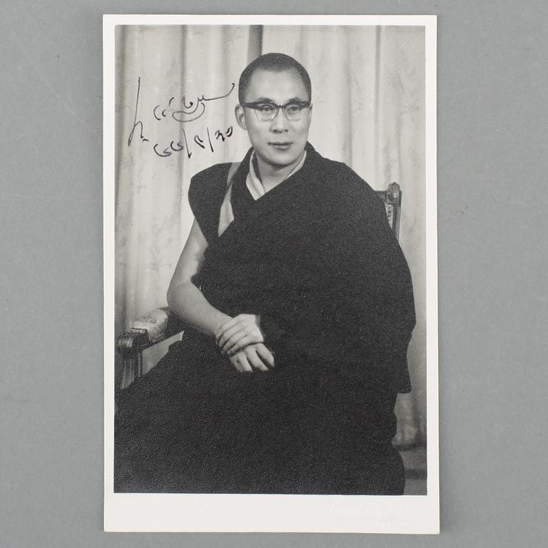 DALAI LAMA, fotografi märkt Kinsey Bros, New Delhi, egenhändigt sign. 1960-tal.