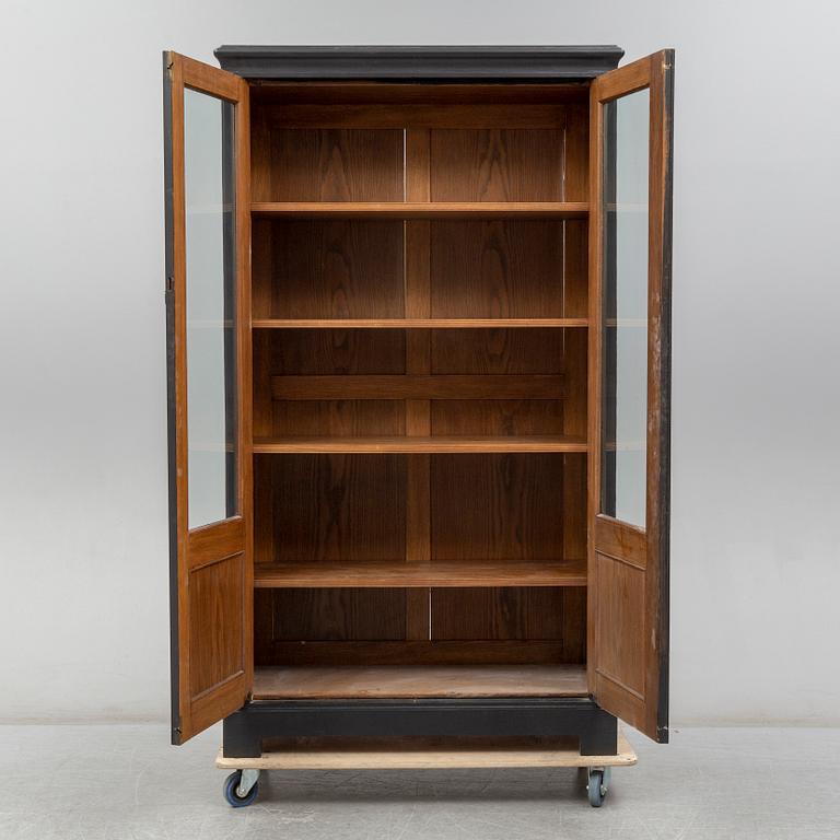 VITRINSKÅP, 1900-talets början.