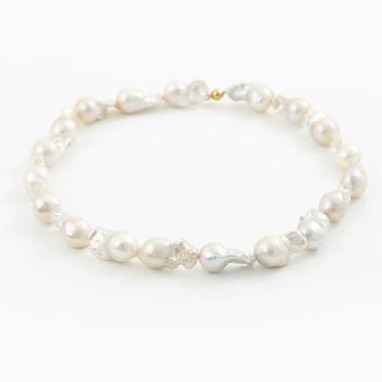 Collier odlade barockformade sötvattenspärlor lås 18K guld.