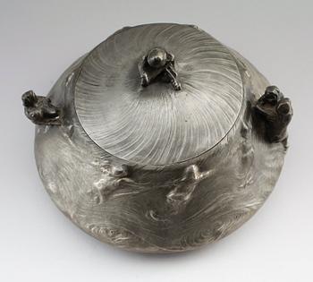 TERRIN MED LOCK,
tenn, Aron Jerndahl, Schreuder & Olsson, Stockholm, signerad och daterad 1903, tillverkad 1950.