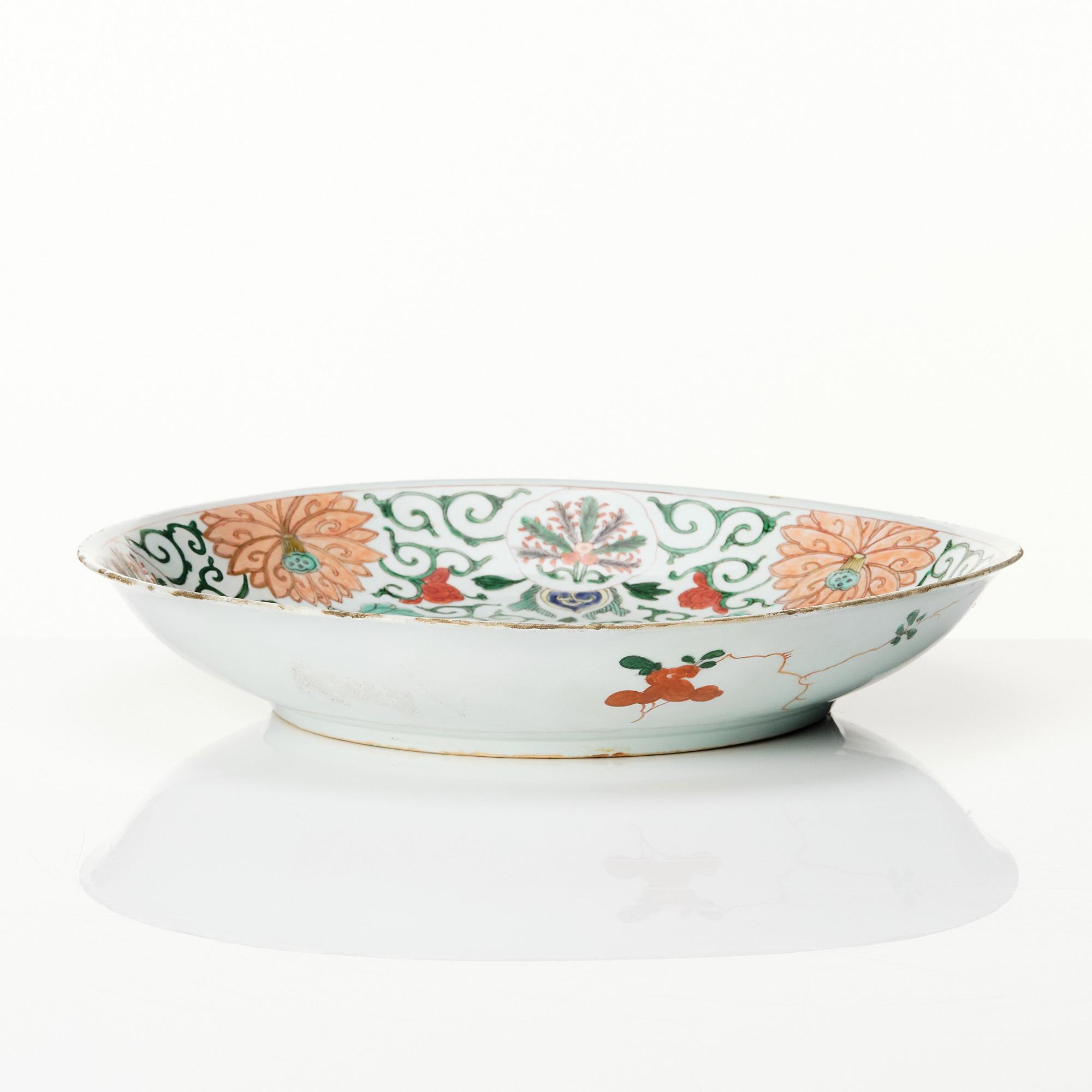 A large Chinese famille verte dish, Qing dynasty, Kangxi (1662-1722).