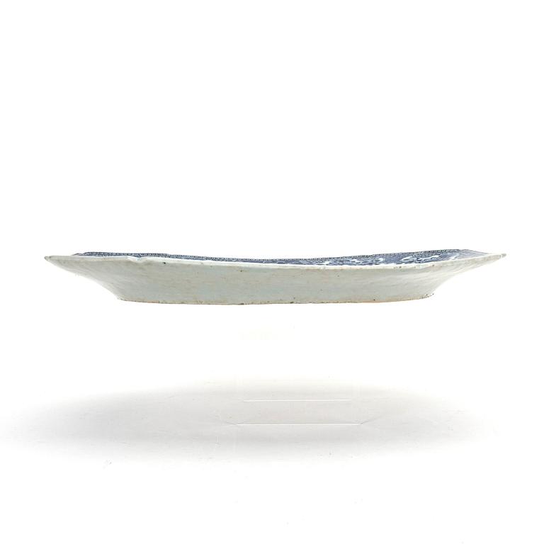 A Chinese Qianlong porcelain palte.